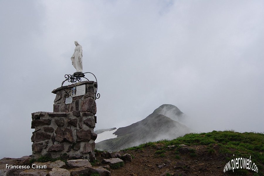 04 La Madonnina del Tornone e in fondo il Tornello.jpg